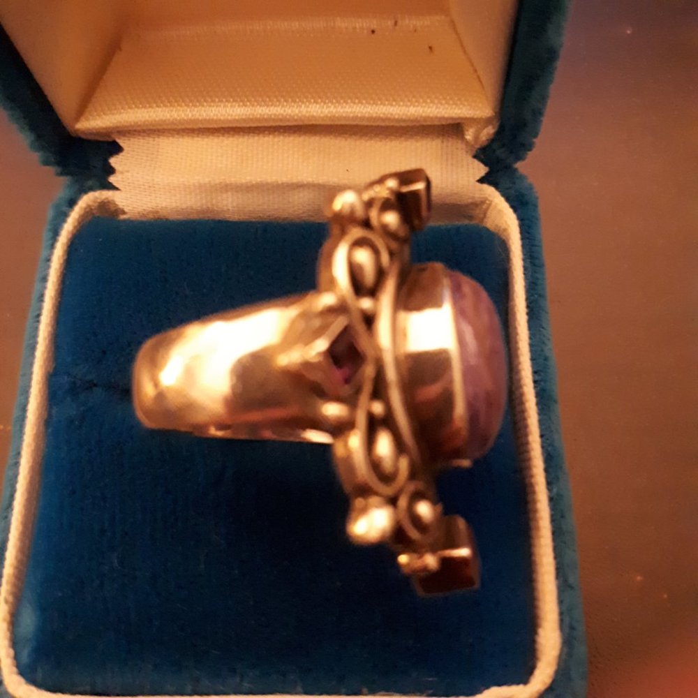 Elegant Silver and Purple Gemstone Ring - Picture 3 of 4